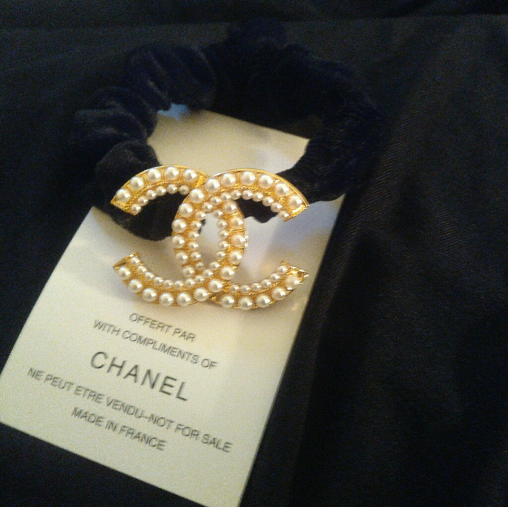 Chanel faux pearl black velvet hair tie